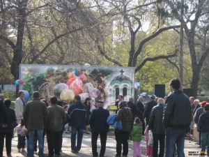 ПЕСНИ И ТАНЦИ ОГЛАСИХА ГРАДИНКАТА ОКОЛО ХРАМА