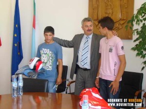 ДЕНИСЛАВ И ЗЛАТАН  С НАГРАДИ ОТ КМЕТА НА МОНТАНА