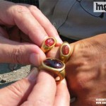 ИЗМАМНИК ОМАЙВА БАБА, ДАВА МУ ЗЛАТНИТЕ СИ ПРЪСТЕНИ