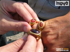 ИЗМАМНИК ОМАЙВА БАБА, ДАВА МУ ЗЛАТНИТЕ СИ ПРЪСТЕНИ