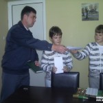 ПОДПОМАГАТ ДЕЦА НА ЗАГИНАЛ ПОЖАРНИКАР