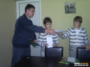 ПОДПОМАГАТ ДЕЦА НА ЗАГИНАЛ ПОЖАРНИКАР