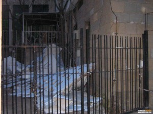 ВЯТЪРЪТ ОТНЕСЕ ИЗОЛАЦИЯТА НА ОБЛАСТТА, ПАДНА ОГРОМНО „К” ОТ ПОКРИВА НА БИВШИТЕ ПРОФСЪЮЗИ