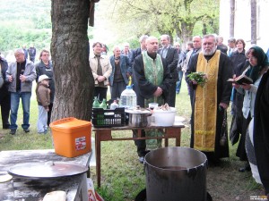 С КУРБАН ЗА 400 ДУШИ ПОЧЕТОХА СВ. НИКОЛАЙ ЛЕТНИ В С. ДОЛНА ВЕРЕНИЦА