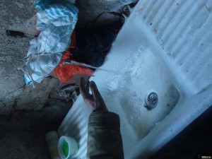 СЪВЕТНИК  ПОМОГНA НА ПОЛУСЛЯПА БАБА ДА ИМА ОТНОВО ВОДА