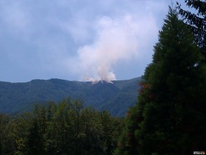 голям пожар под тодорини кукли, огънят пълзи към своге