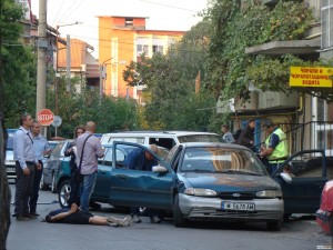 полицеска акция пред гимназията, пострада пешеходец