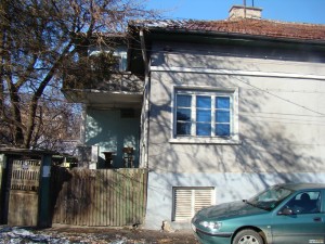 Опитаха да запалят къща с горяща факла
