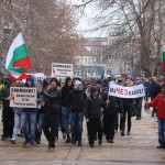 500 души в жива верига срещу монополите