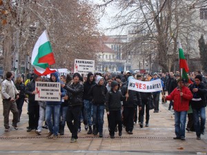 500 души  в жива верига срещу монополите