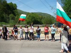 дават дупките  по петроханския път на прокурор