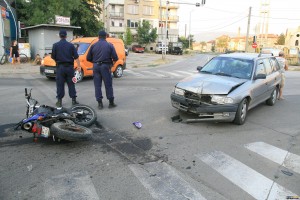 Мотоциклетист и кола се удариха на китайското кръстовище