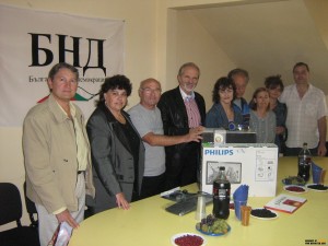 НЕЗРЯЩИ „РАЗГЛЕЖДАТ” КАРТИНИ В ДЕНЯ НА БЕЛИЯ БАСТУН
