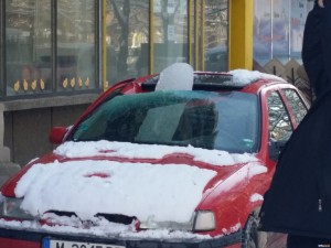 ЛЕДЕН СТАЛАКТИТ ПРОБИ ТАВАНА НА КОЛА