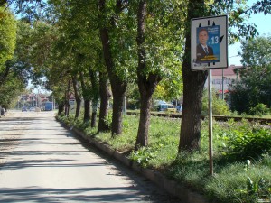 ПЛАКАТИ КАЦАТ ВЪРХУ ПЪТНИ ЗНАЦИ