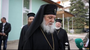 СВЕЩЕНИЦИ БРАНЯТ ВЛАДИКАТА ДОМЕТИАН