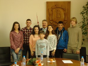 КОЛЕДАРИ И ОТЛИЧНИЦИ ГОСТУВАХА НА КМЕТА