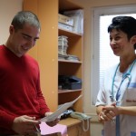 Студенти работят като улични музиканти, даряват парите за бебета