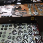 ХЛАПАЦИ СВАЛИЛИ 138 ЕМБЛЕМИ НА АВТОМОБИЛИ