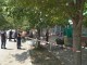 ПАРЧЕТА БЕТОН И МАЗИЛКА БОМБАРДИРАТ МИНУВАЧИ